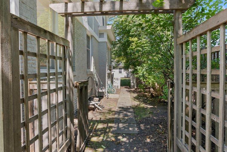 Path to backyard.jpg