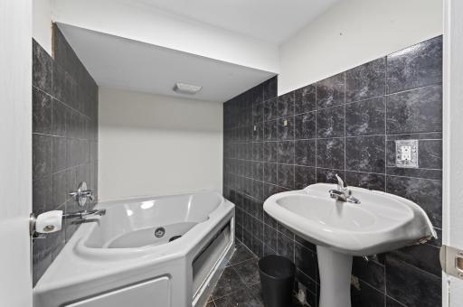 995 Rose Avenue E, Saint Paul, MN 55106