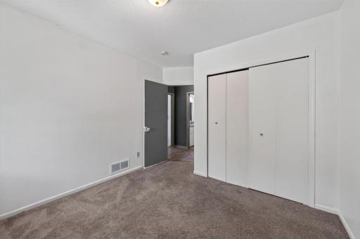 995 Rose Avenue E, Saint Paul, MN 55106