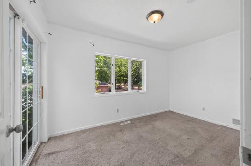 995 Rose Avenue E, Saint Paul, MN 55106