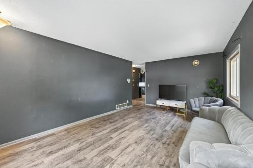 995 Rose Avenue E, Saint Paul, MN 55106