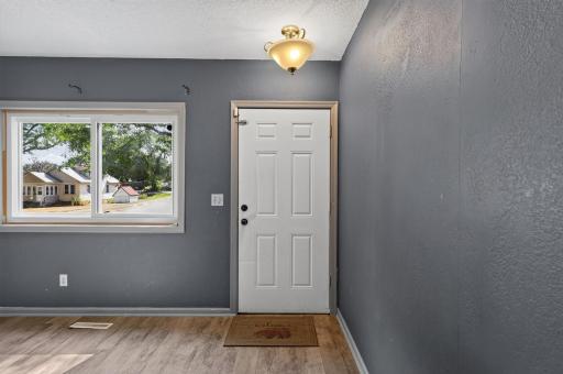 995 Rose Avenue E, Saint Paul, MN 55106