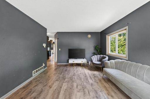 995 Rose Avenue E, Saint Paul, MN 55106
