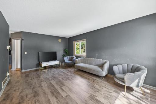 995 Rose Avenue E, Saint Paul, MN 55106