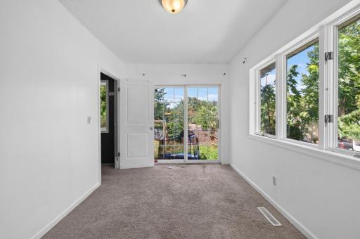 995 Rose Avenue E, Saint Paul, MN 55106