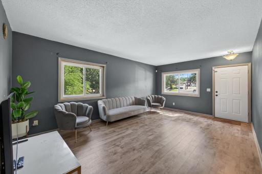 995 Rose Avenue E, Saint Paul, MN 55106