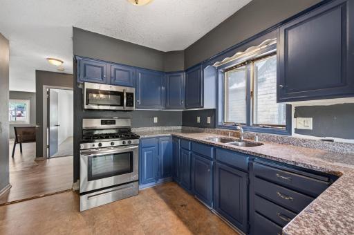 995 Rose Avenue E, Saint Paul, MN 55106