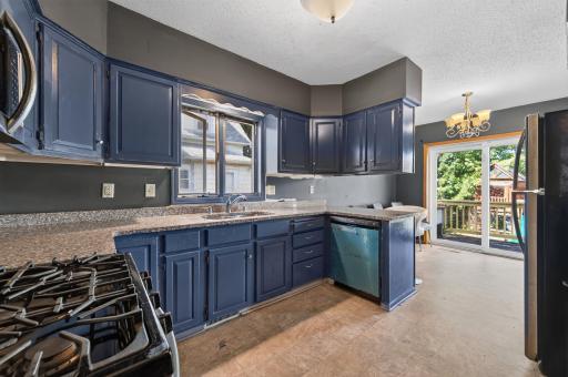 995 Rose Avenue E, Saint Paul, MN 55106