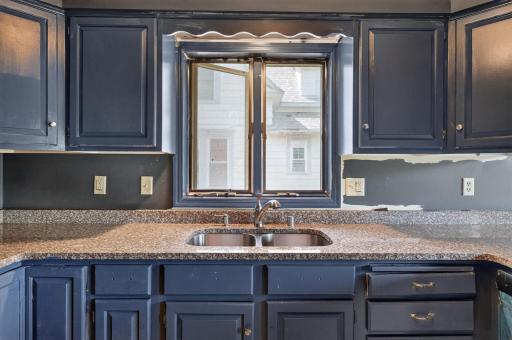 995 Rose Avenue E, Saint Paul, MN 55106