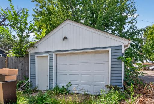 995 Rose Avenue E, Saint Paul, MN 55106