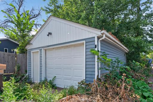 995 Rose Avenue E, Saint Paul, MN 55106