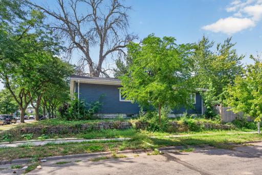 995 Rose Avenue E, Saint Paul, MN 55106