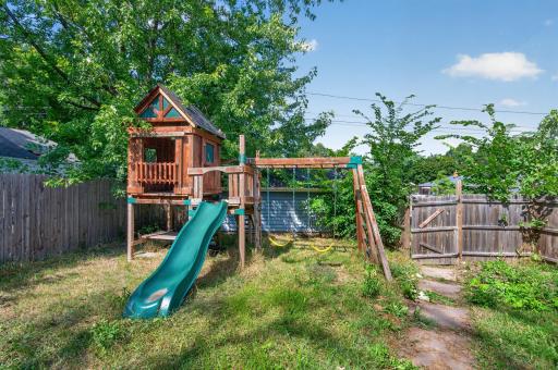 995 Rose Avenue E, Saint Paul, MN 55106