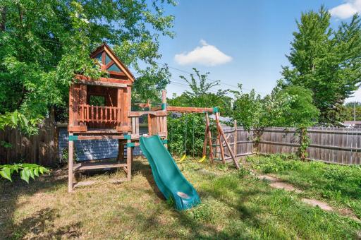 995 Rose Avenue E, Saint Paul, MN 55106