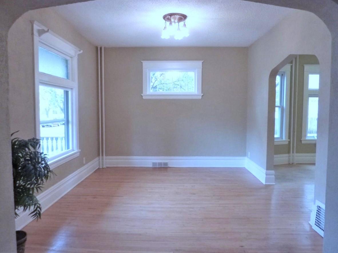 738-1 Entry to Living/Family Room