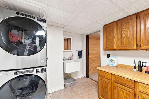 Bsmt Bath/laundry