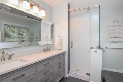 En Suite Recently Updated w/HUGE & FABULOUS Walk In Shower!