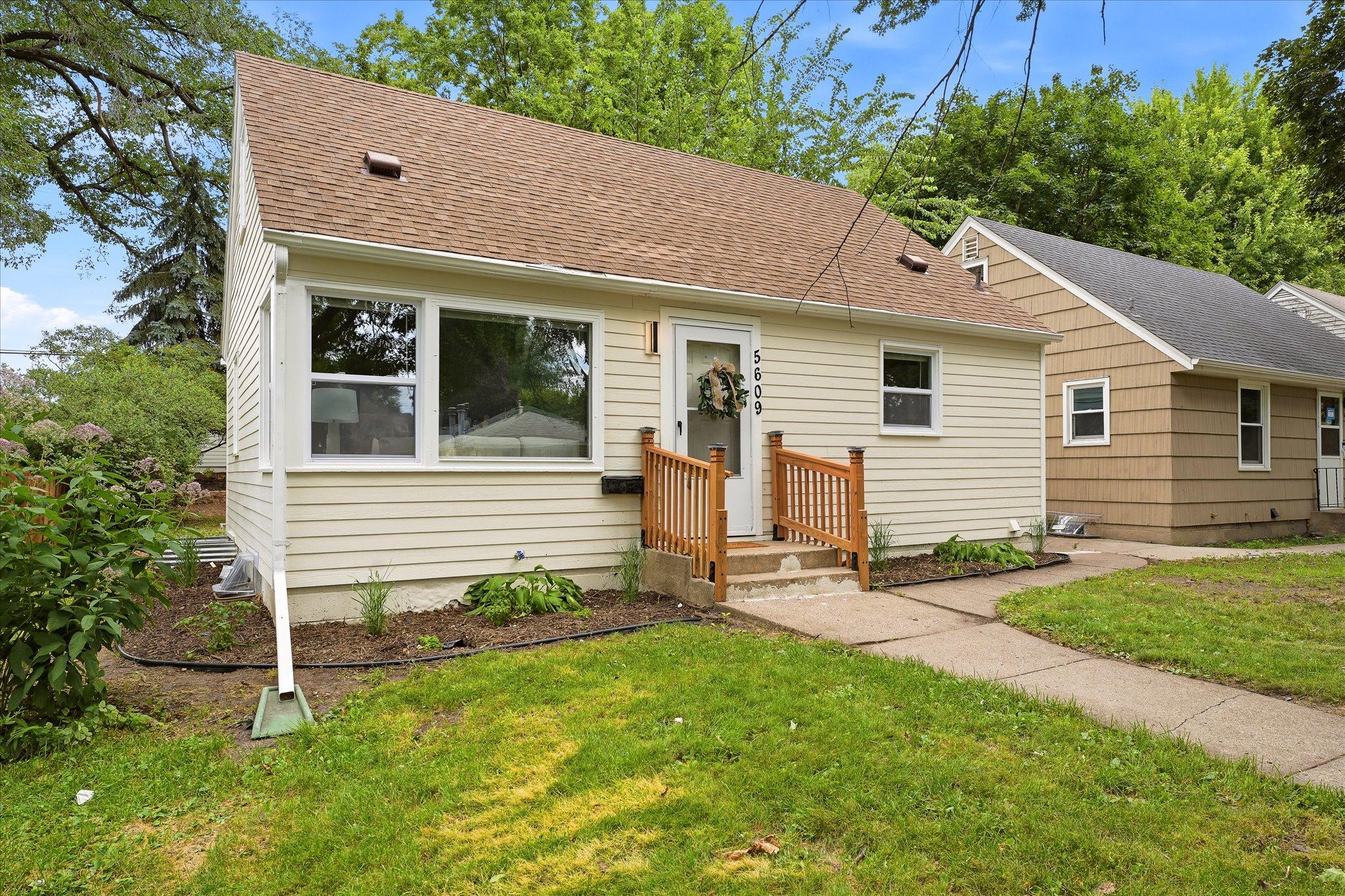 02-5609 27th Ave S [3257057]- 002.jpg