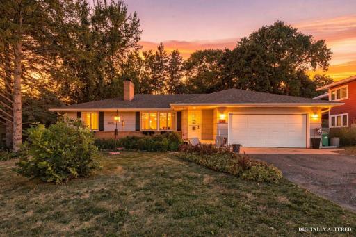 2085 Rosewood Lane S, Roseville, MN 55113