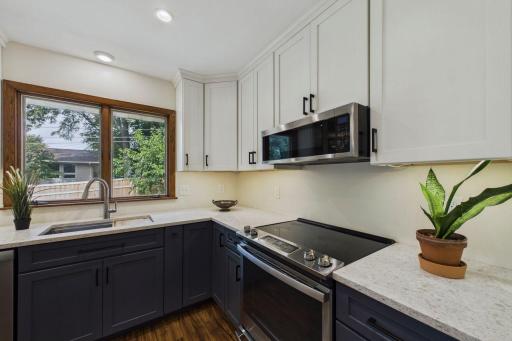 2085 Rosewood Lane S, Roseville, MN 55113