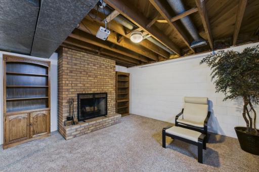 2085 Rosewood Lane S, Roseville, MN 55113