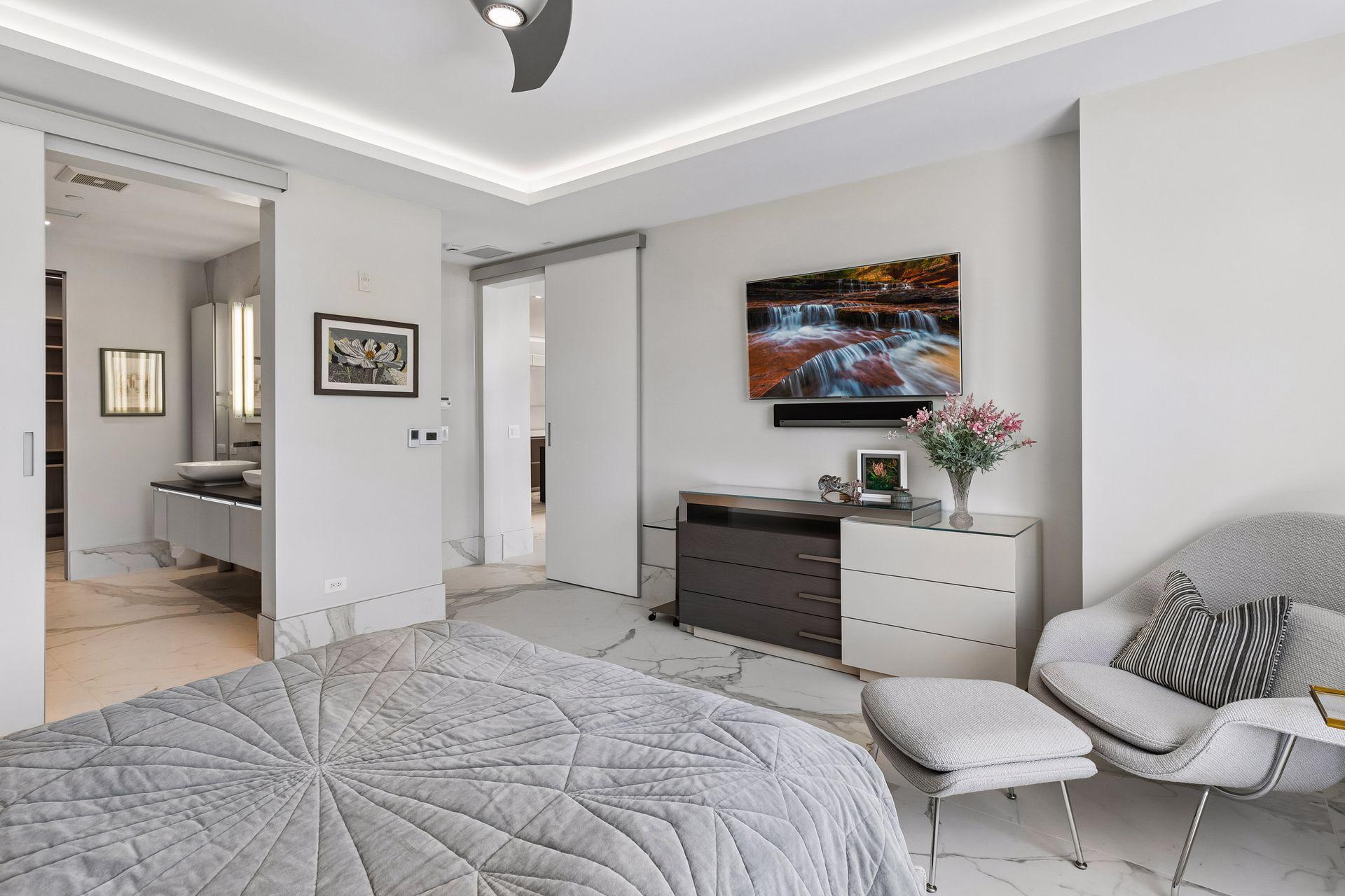 Primary bedroom with en-suite full