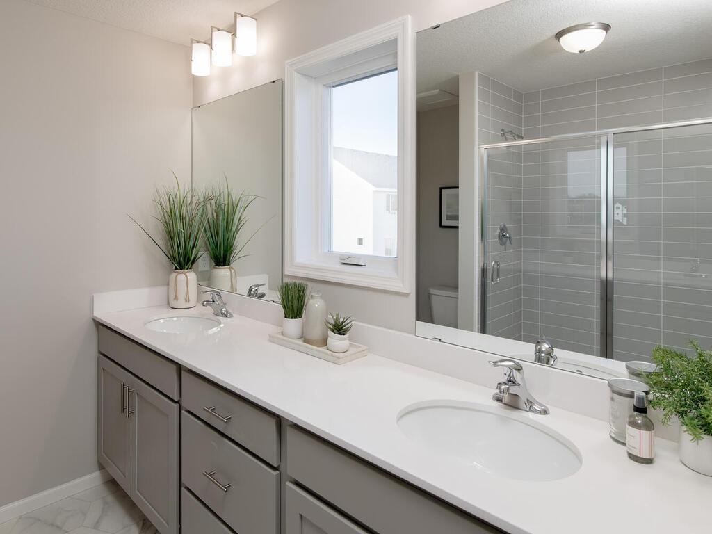 Owner's suite with natural light in the bathroom+++