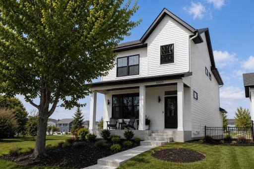 Welcome to the Everly of Robert Thomas Homes! *Image may include AI-generated or digitally enhanced landscaping for illustrative purposes only. Actual landscaping, features, materials, and finishes may contain option