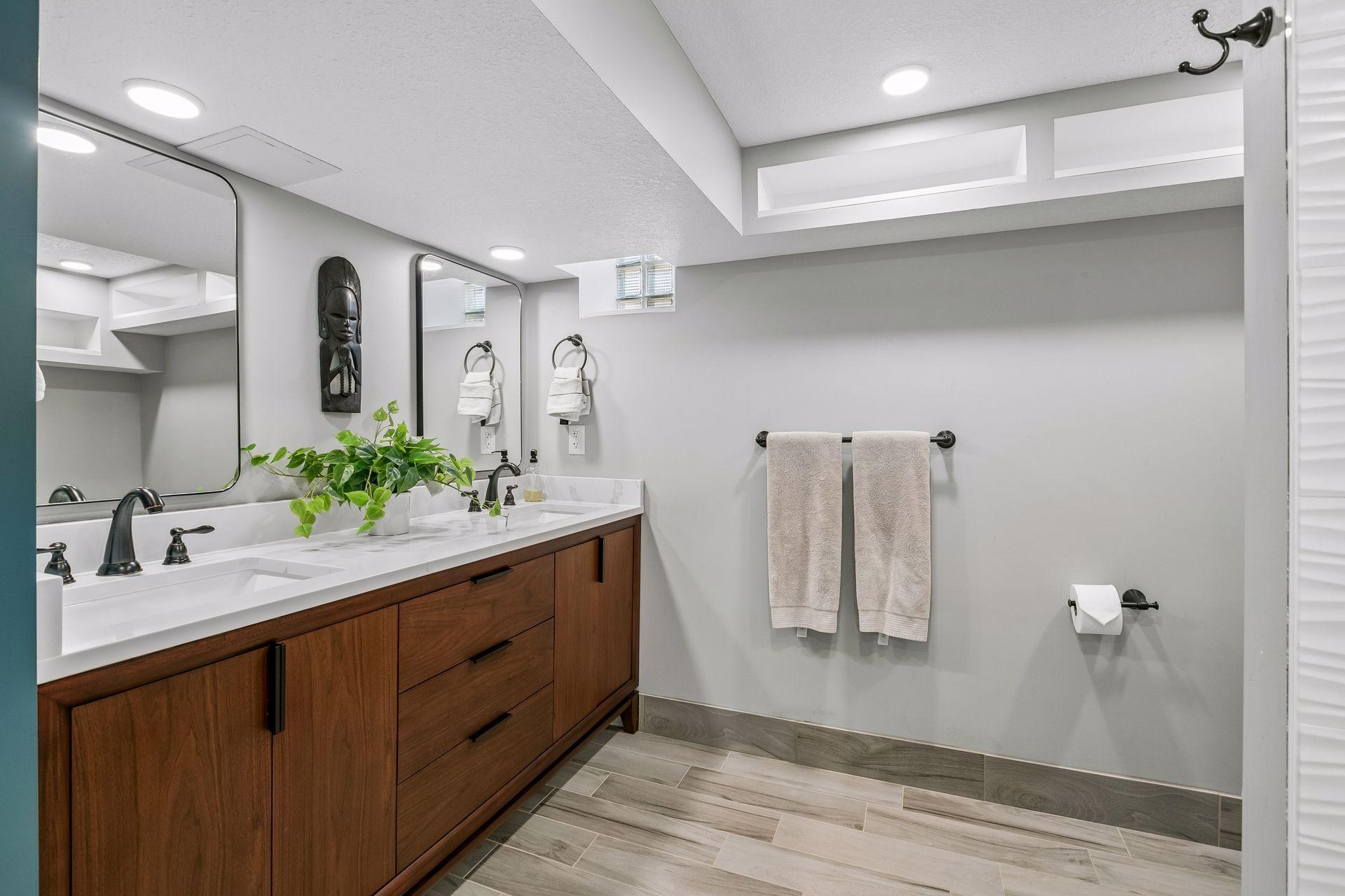 Splendid 3/4 bath w/double sinks