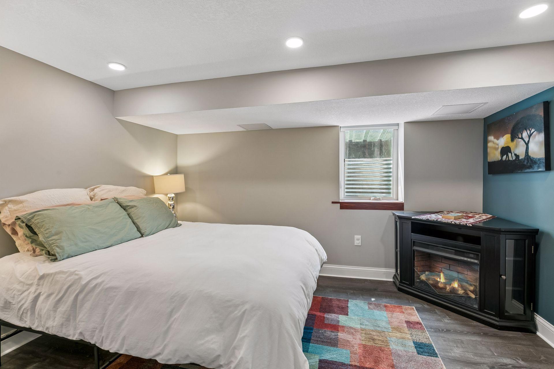 Bedroom w/egress & electric FP