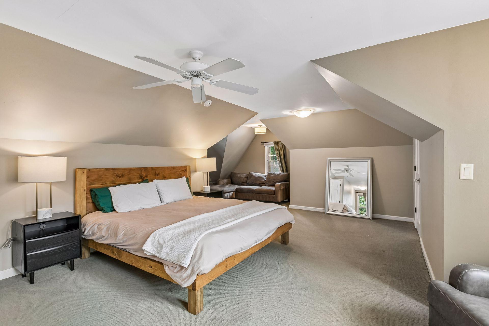 Upper primary suite w/sitting room