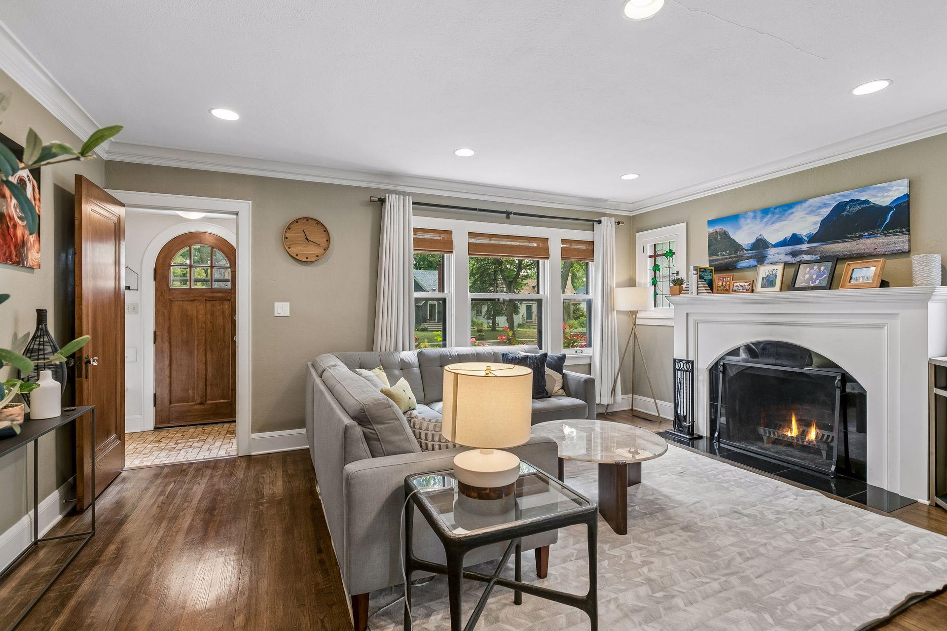 Oak hardwood floors thru main level