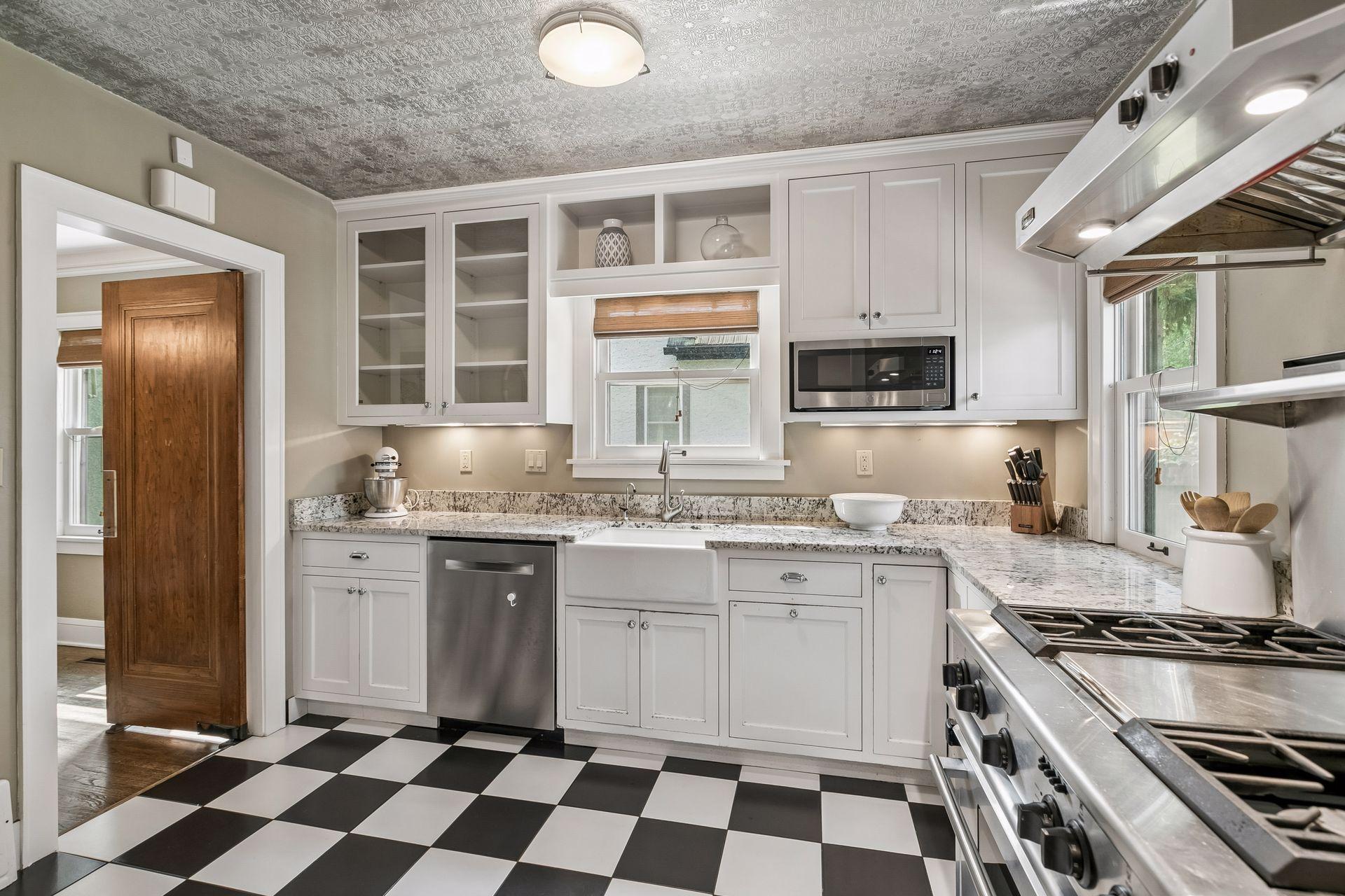 Granite countertops & farm sink