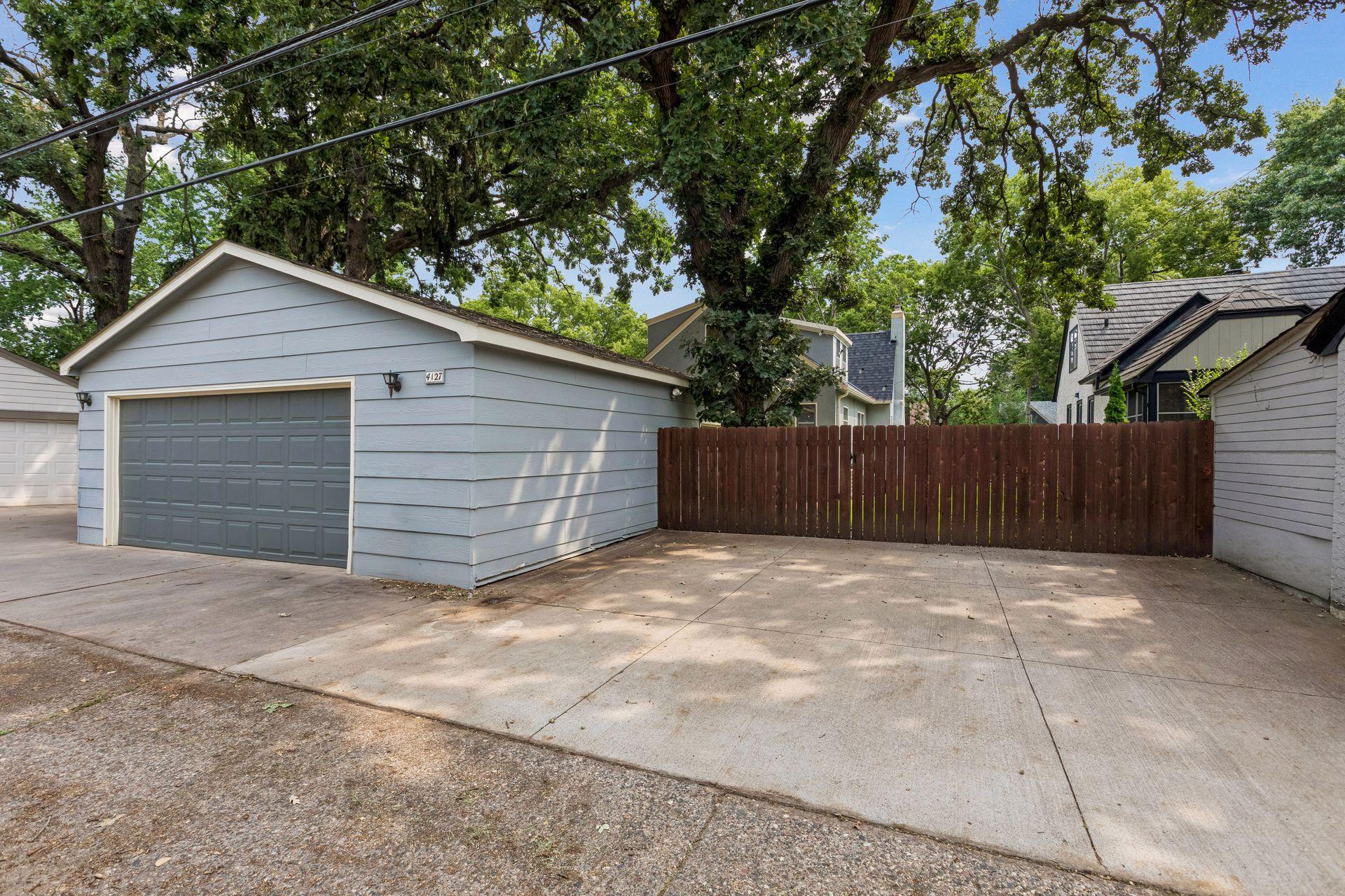 Oversized 2-car garage with addl parking