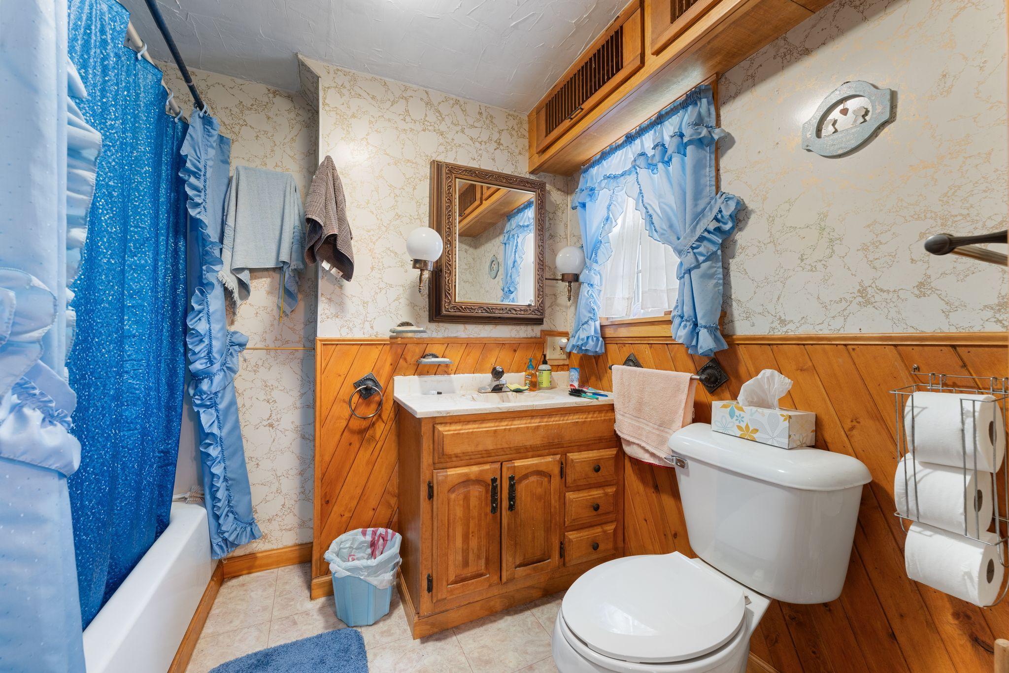 Upper level full bathroom