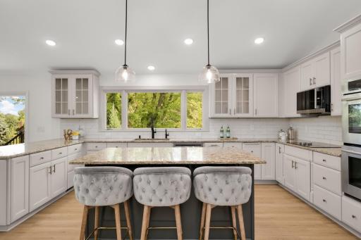 8350 Amsden Ridge Drive, Bloomington, MN 55438