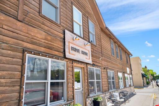 The Bridge House offers good coffee, a friendly staff and great atmosphere!