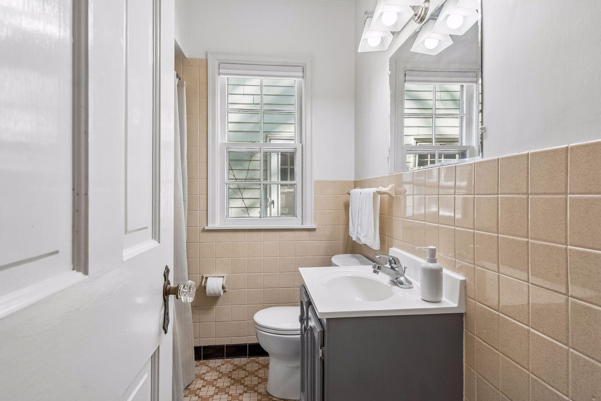Main level Full Bathroom.