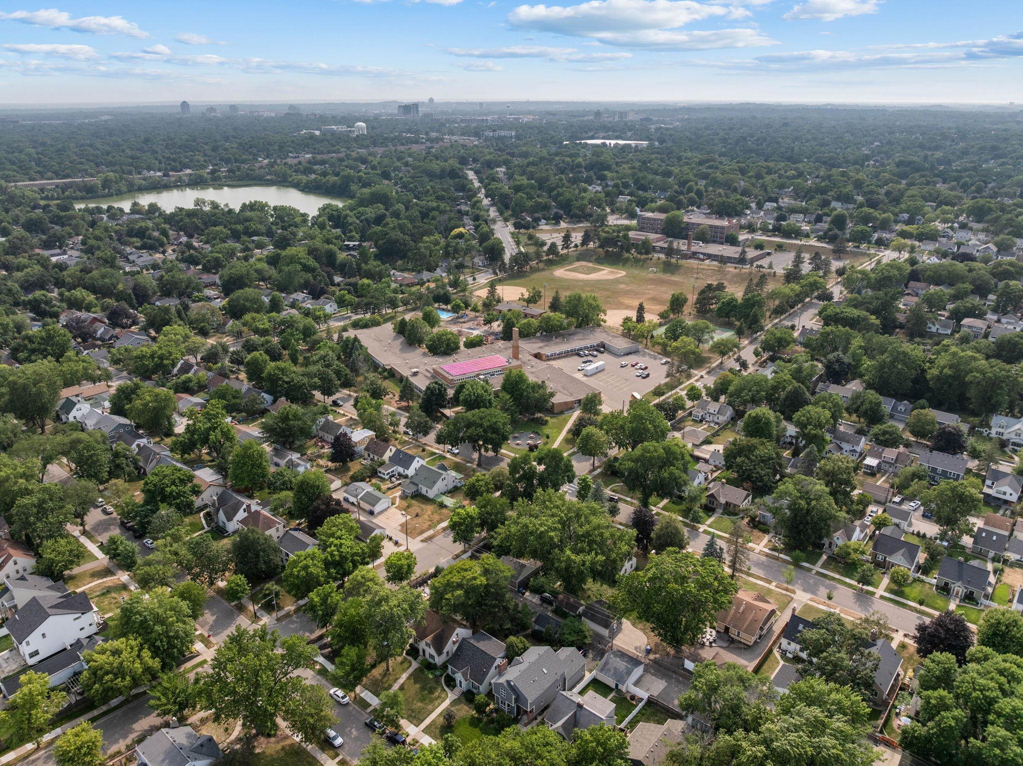 Walk to Kenny Park, Grass Lake and both Kenny and Anthony schools.