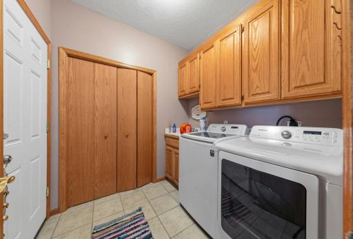 40 laundry_garage entry.jpg