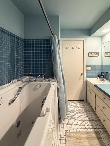 Main bathroom with step in tub.jpg