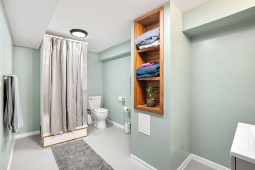 35-web-or-mls-2104-w-oakland-ave.jpg