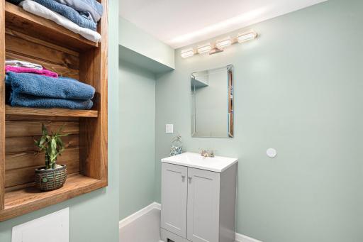 34-web-or-mls-2104-w-oakland-ave.jpg