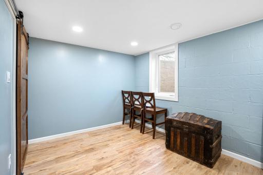33-web-or-mls-2104-w-oakland-ave.jpg