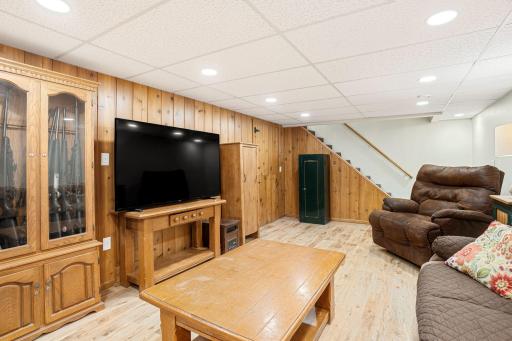 32-web-or-mls-2104-w-oakland-ave.jpg