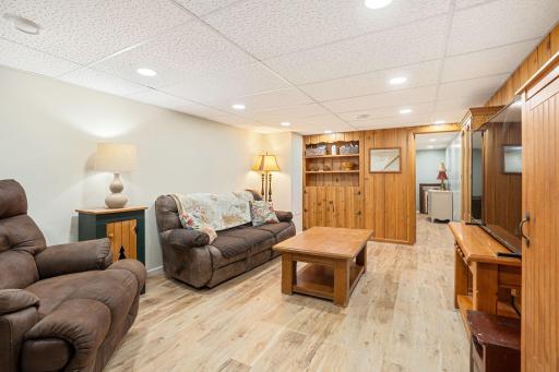 31-web-or-mls-2104-w-oakland-ave.jpg