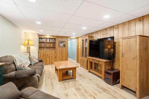 30-web-or-mls-2104-w-oakland-ave.jpg