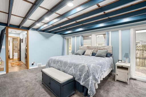 26-web-or-mls-2104-w-oakland-ave.jpg