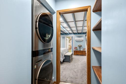 25-web-or-mls-2104-w-oakland-ave.jpg