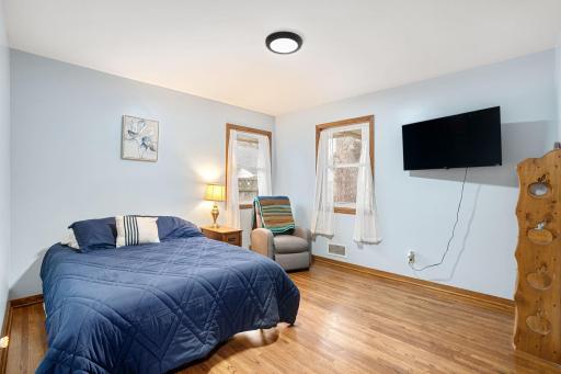 23-web-or-mls-2104-w-oakland-ave.jpg